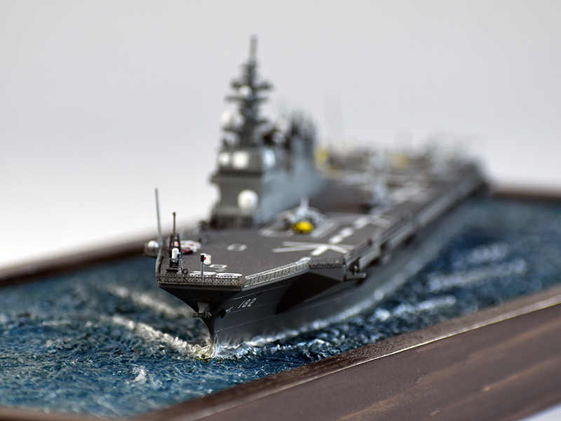 DDH-182護衛艦いせ船首日本国旗