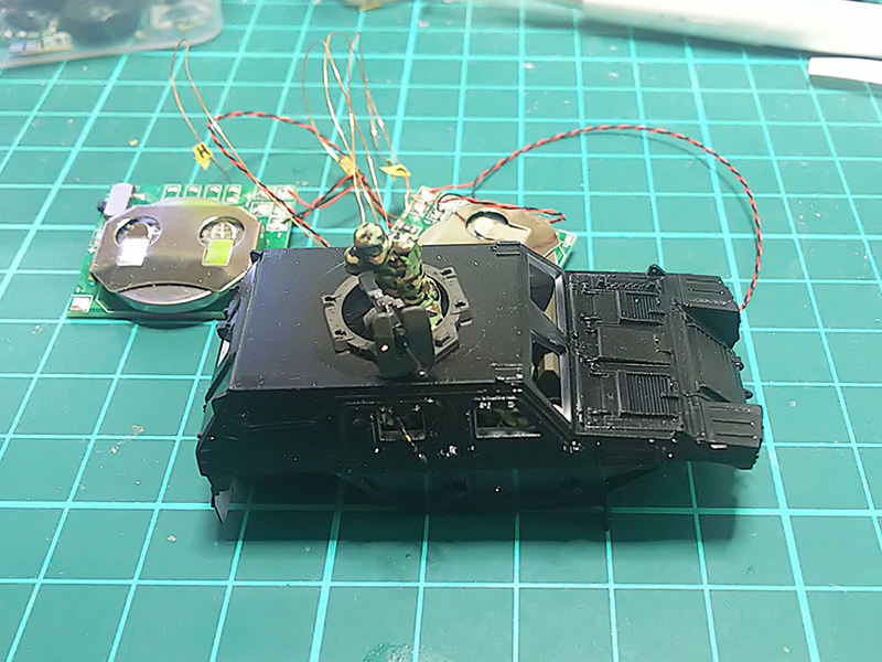 陸上自衛隊軽装甲機動車車両遮光ブラック塗装LED点灯テスト