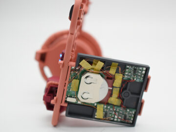 ガンプラくんシャアザク電飾LED制御基板と電池ホルダー実装完成