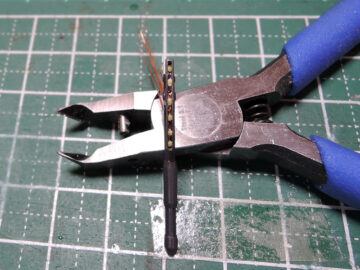 ガンプラくんザクヒートホークの1005LED８個埋込UVレジン流し込み