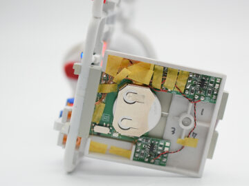 ガンプラくんガンダムランナーベースLED制御基板と電池BOX実装完成