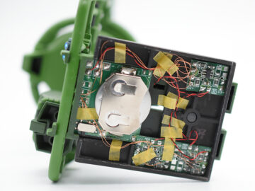 ガンプラくん量産ザクベースLED制御基板と電池ホルダー実装完成